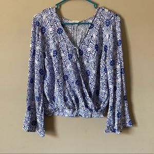 Blue and white breathable blouse